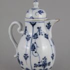 Coffeepot with lid - With the so-called Strohblumen, strawflower pattern