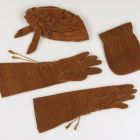 Set / gloves, saddle, hat /