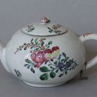 Tea pot with lid