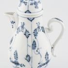 Coffeepot with lid - With the so-called Strohblumen, strawflower pattern