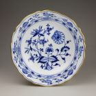 Round dish - With the so-called onion pattern or Zwiebelmuster (part of a tableware set for 12 persons)