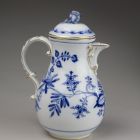 Hot water jug with lid - With the so-called onion pattern or Zwiebelmuster (part of a tableware set for 12 persons)