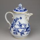 Coffeepot with lid - With the so-called onion pattern or Zwiebelmuster (part of a tableware set for 12 persons)