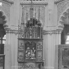 Interior photograph - gothic winged altar from Kisszeben (ótikus szárnyasoltár a kisszebeni Keresztelő Szent János-templomból az Iparművészeti Múzeum nagycsarnokában