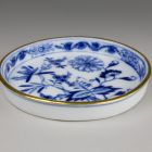 Round dish, small - With the so-called onion pattern or Zwiebelmuster (part of a tableware set for 12 persons)