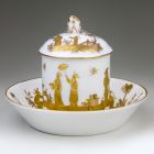 Cup with lid and saucer - With chinoiserie scenes