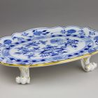 Footed tray - With the so-called onion pattern or Zwiebelmuster (part of a tableware set for 12 persons)
