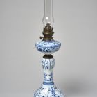 Oil lamp - With floral decoration