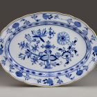 Serving platter - With the so-called onion pattern or Zwiebelmuster (part of a tableware set for 12 persons)