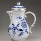 Coffeepot with lid - With the so-called onion pattern or Zwiebelmuster (part of a tableware set for 12 persons)