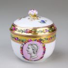Sugar box with lid - Decorated with polychrome flowers and classicising portraits painted in grisaille