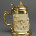 Tankard with cover - with putti playing instruments