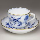Coffee cup with saucer - With the so-called onion pattern or Zwiebelmuster (part of a tableware set for 12 persons)