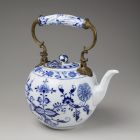 Tea pot with lid - With the so-called onion pattern or Zwiebelmuster (part of a tableware set for 12 persons)