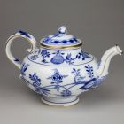 Tea pot with lid - With the so-called onion pattern or Zwiebelmuster (part of a tableware set for 12 persons)