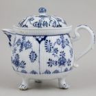 Tea pot with lid - With the so-called Strohblumen, strawflower pattern