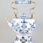 Teapot with burner - With the so-called onion pattern or Zwiebelmuster (part of a tableware set for 12 persons)