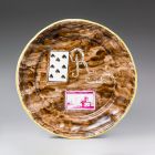 Plate - With trompe l'oeil card, copper engraving and so-called faux bois (wood grain imitating) painted decoration