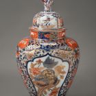 Ornamental vase with lid - With japonaiserie (imari styled) decoration