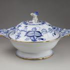 Footed bowl with lid - With the so-called onion pattern or Zwiebelmuster (part of a tableware set for 12 persons)