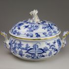 Tureen with lid - With the so-called onion pattern or Zwiebelmuster (part of a tableware set for 12 persons)