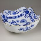 Salad bowl - With the so-called onion pattern or Zwiebelmuster (part of a tableware set for 12 persons)