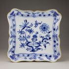 Side plate - With the so-called onion pattern or Zwiebelmuster (part of a tableware set for 12 persons)