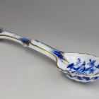 Serving spoon - With the so-called onion pattern or Zwiebelmuster (part of a tableware set for 12 persons)