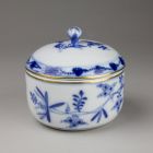 Sugar box with lid - With the so-called onion pattern or Zwiebelmuster (part of a tableware set for 12 persons)