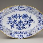 Oval dish - With pierced decoration, with the so-called onion pattern or Zwiebelmuster (part of a tableware set for 12 persons)