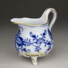 Small cream jug - With the so-called onion pattern or Zwiebelmuster (part of a tableware set for 12 persons)