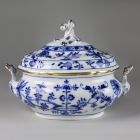 Tureen with lid - With the so-called onion pattern or Zwiebelmuster (part of a tableware set for 12 persons)