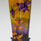 Decorative glass - With columbine flower pattern, in a cast bronze stand